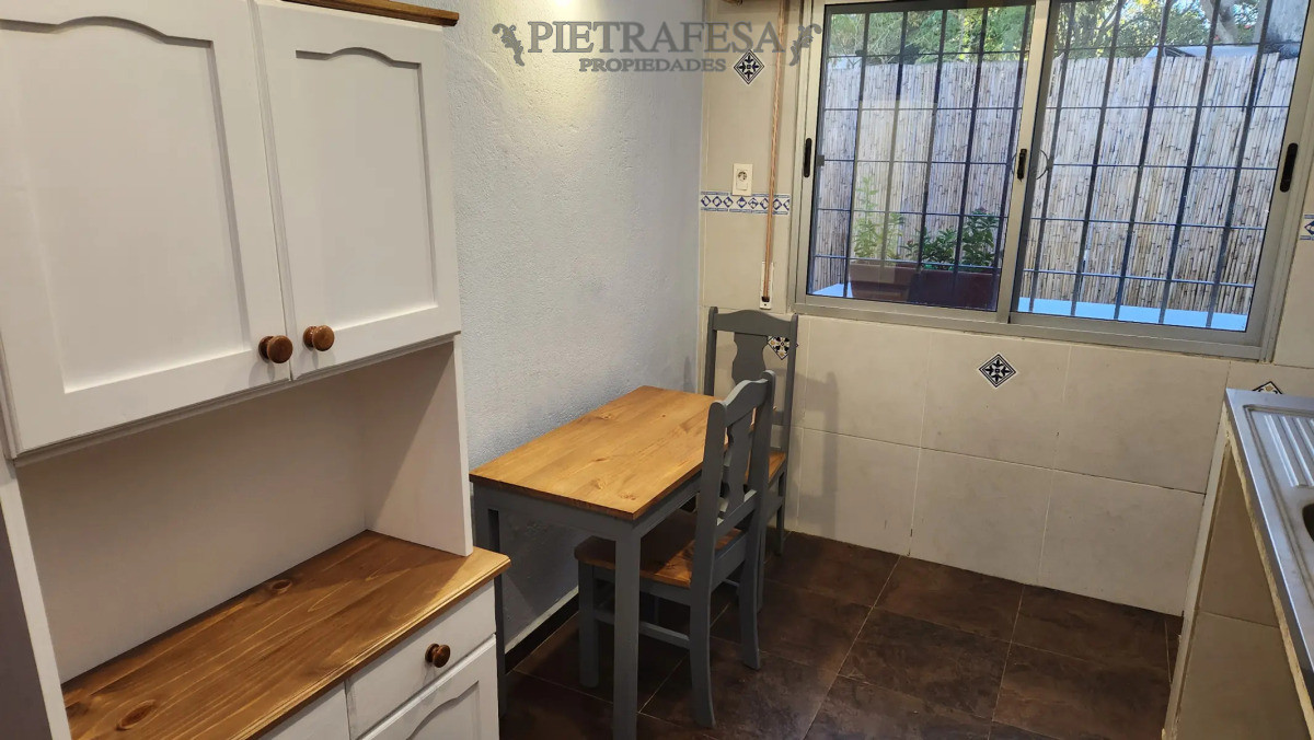 Casa ID.14532 - Casa en alquiler, 2 dormitorios, 1 baño, patio, cochera. Parque Carrasco.