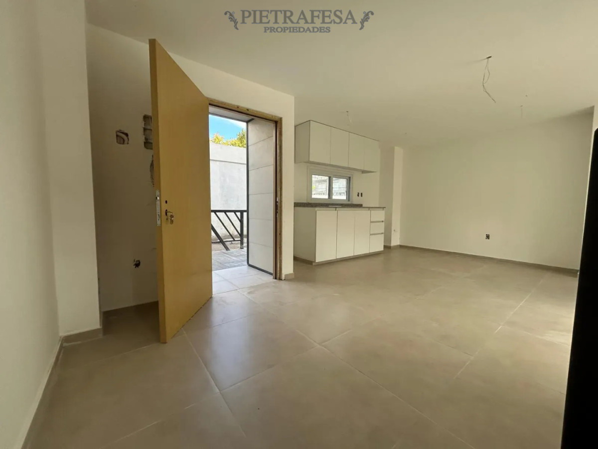 Casa ID.15619 - Casa duplex en alquiler, 2 dormitorios, 1 baño, patio, cochera. Malvin Norte.