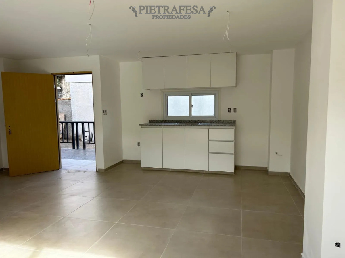 Casa ID.15619 - Casa duplex en alquiler, 2 dormitorios, 1 baño, patio, cochera. Malvin Norte.