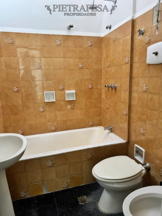 Casa ID.15837 - Casa en alquiler, 4 dormitorios, 3 baños, patio, garaje. Carrasco.