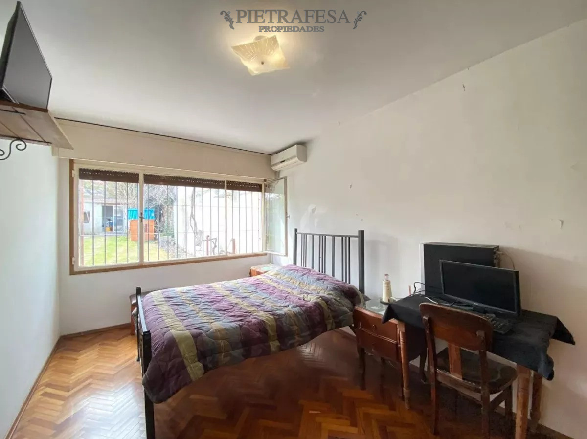 Casa ID.7961 - 2 casas en venta con renta, 4 dormitorios, 3 baños, garaje y fondo- Avenida Cataluña- Parque Batlle