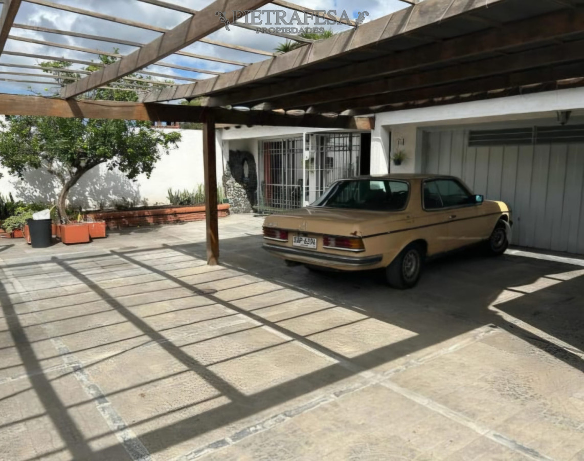 Casa ID.15606 - Casa + galpón en alquiler, 3 dormitorios, 2 baños, patio, barbacoa, garaje. Malvin Norte.
