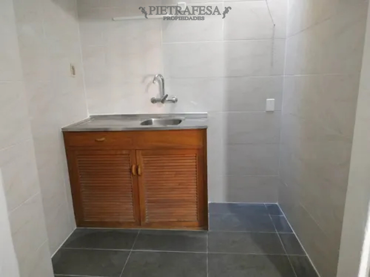 Casa ID.13616 - Casa en alquiler, 2dormitorios, 1baño, patio, garaje. Buceo.