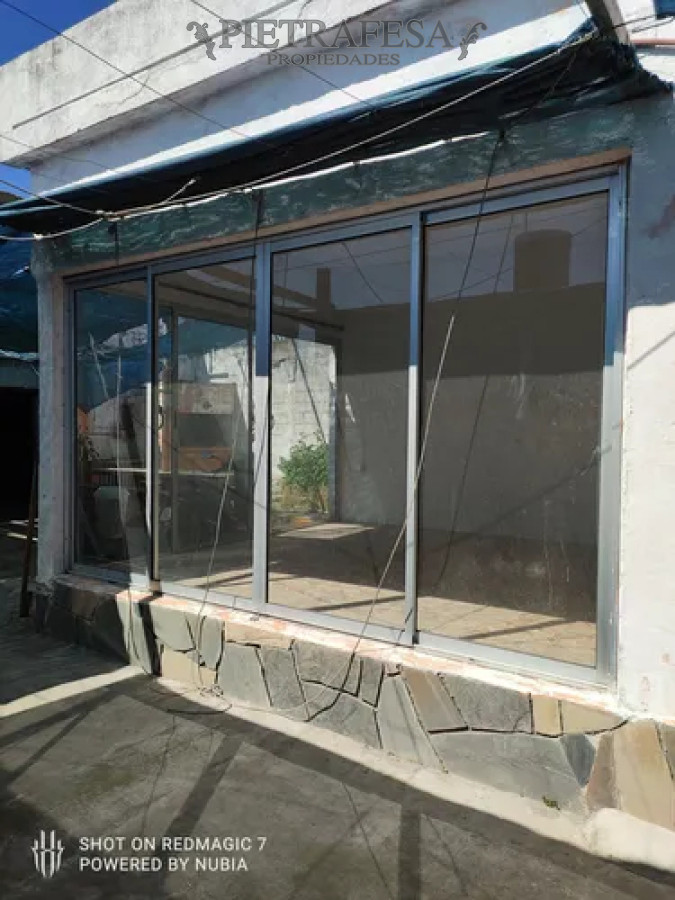 Casa ID.14497 - Casa + galpones en alquiler, 2 dormitorios, 1 baño, patio con parrillero, garaje. Bella Italia.