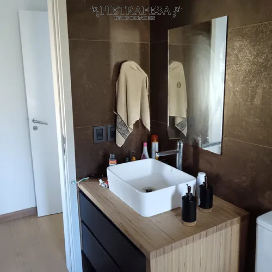 Casa ID.14219 - Casa en venta, 4 dormitorios, 2 baños, barbacoa, piscina, cochera. Cumbres de Carrasco.