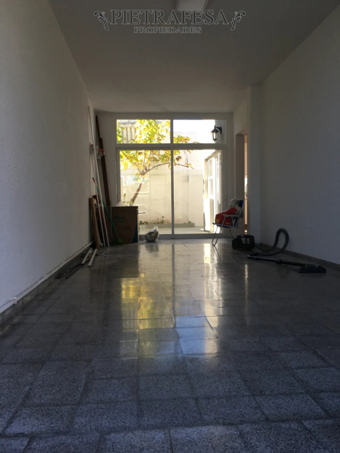 Casa ID.15721 - Casa en alquiler, 4 dormitorios, 2 baños, patio con parrillero, garaje. Carrasco.