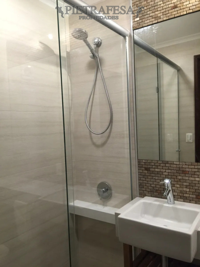 Casa ID.14953 - Casa en alquiler, 4 dormitorios, 3 baños, patio, cochera. Uso Comercial. Puerto Buceo. 