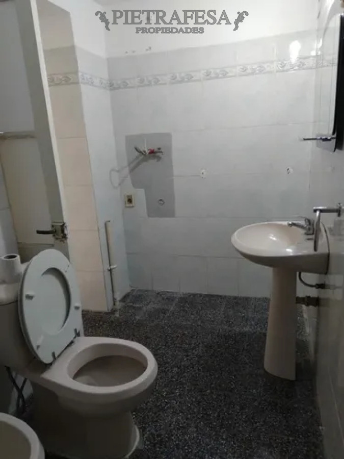 Casa ID.14382 - Casa en alquiler, 2 dormitorios, 1 baños, cochera. Punta Carretas.