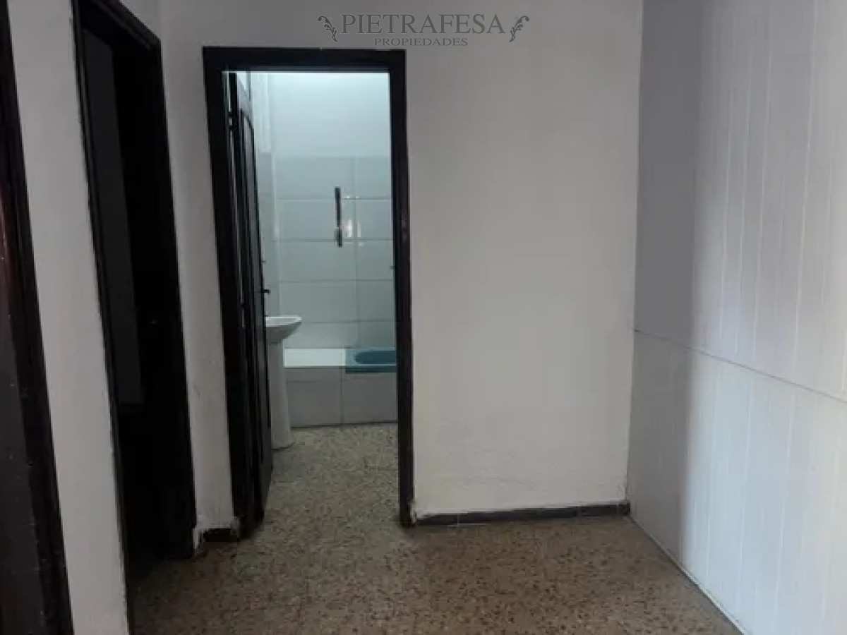 Casa ID.14120 - Casa en alquiler, 2 dormitorios, 1 baño, patio. Colon.
