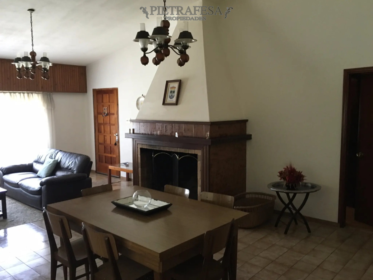Casa ID.1424 - Casa en venta con renta 4 dormitorios 2 baños con garaje y patio- Av. San Martín - Cerrito