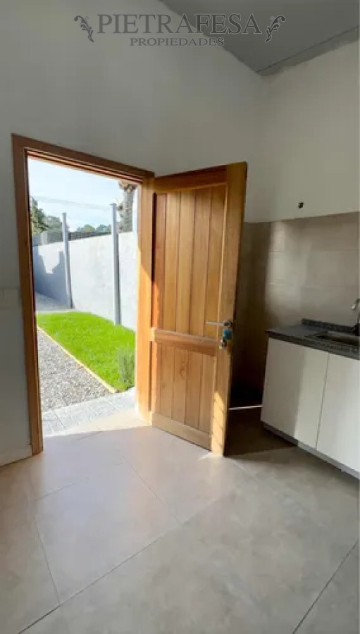 Casa ID.14488 - Casa en alquiler, 1 dormitorio, 1 baño, patio con parrillero, cochera. El Pinar.