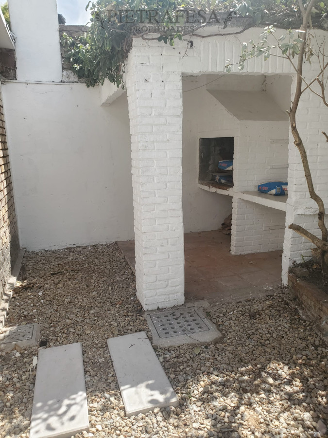 Casa ID.3342 - Casa en venta con renta 3 dormitorios 2 baños, fondo con parrillero y garaje-Costa Rica-Carrasco