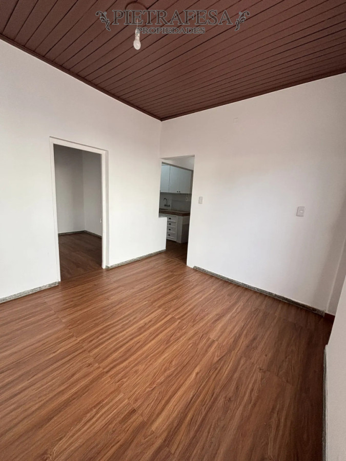 Casa ID.15818 - Casa en alquiler, 2 dormitorios, 1 baño, patio. Malvin Norte.