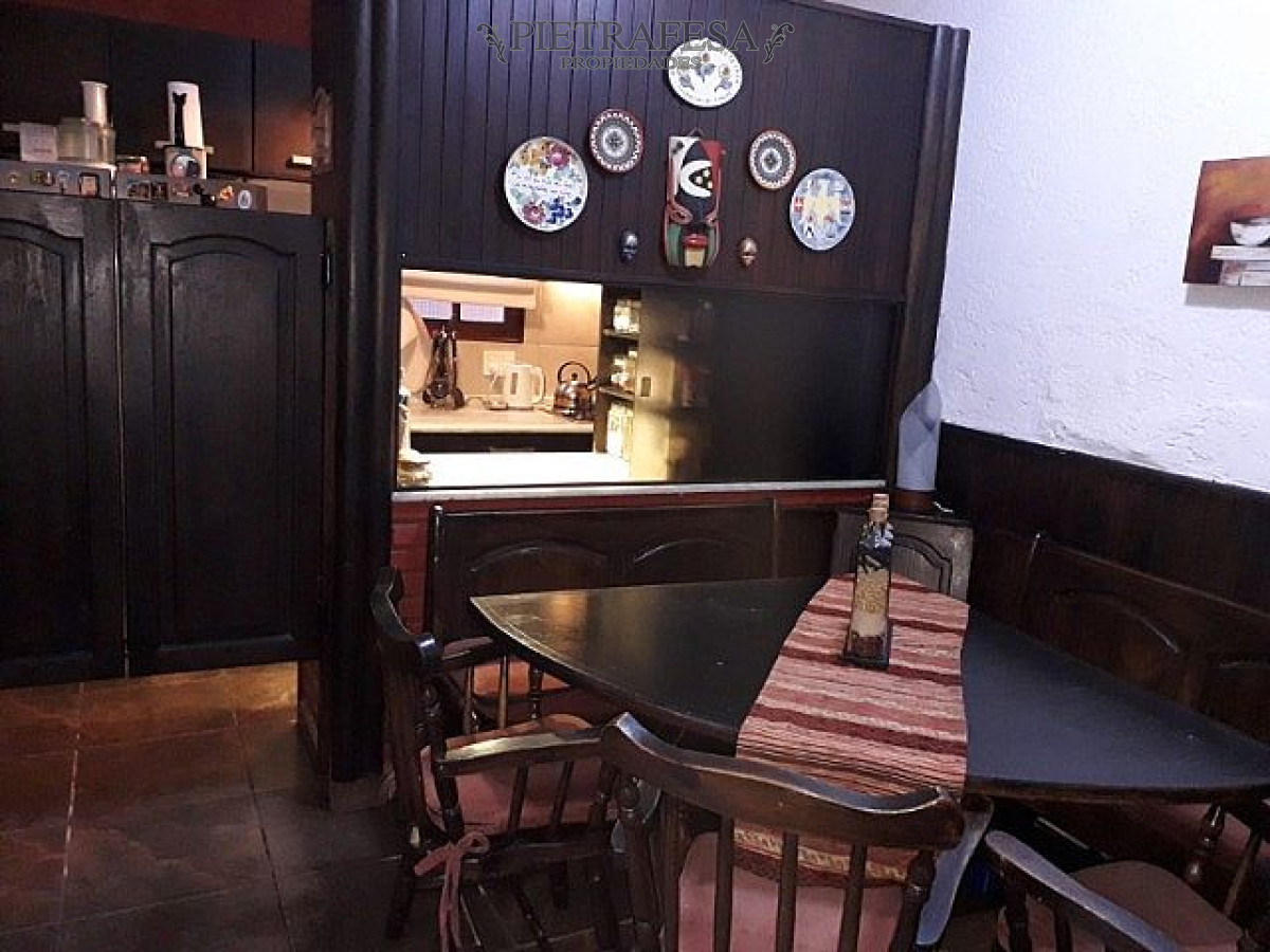 Casa ID.127 - Casa en venta con renta 2 plantas 5 dormitorios 2 baños con fondo y parrillero - Av. Carlos María Ramirez- La Teja -  