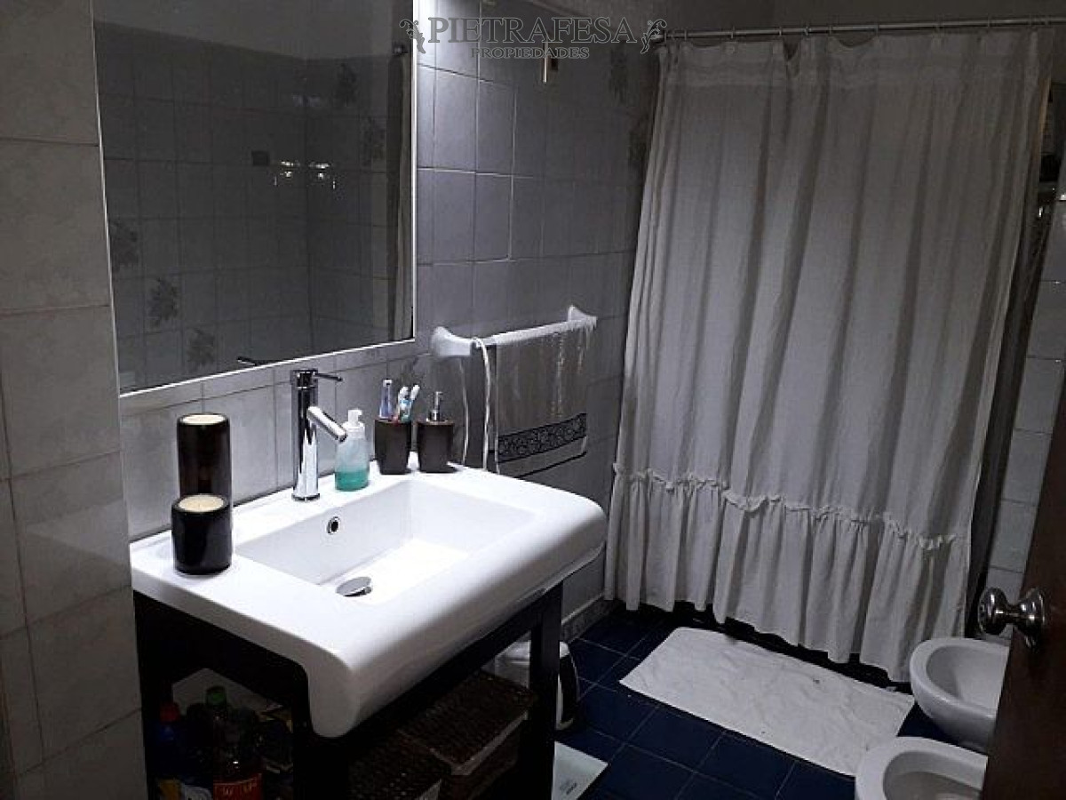 Casa ID.127 - Casa en venta con renta 2 plantas 5 dormitorios 2 baños con fondo y parrillero - Av. Carlos María Ramirez- La Teja -  