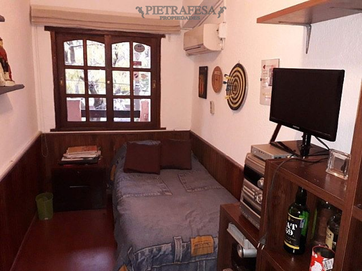 Casa ID.127 - Casa en venta con renta 2 plantas 5 dormitorios 2 baños con fondo y parrillero - Av. Carlos María Ramirez- La Teja -  
