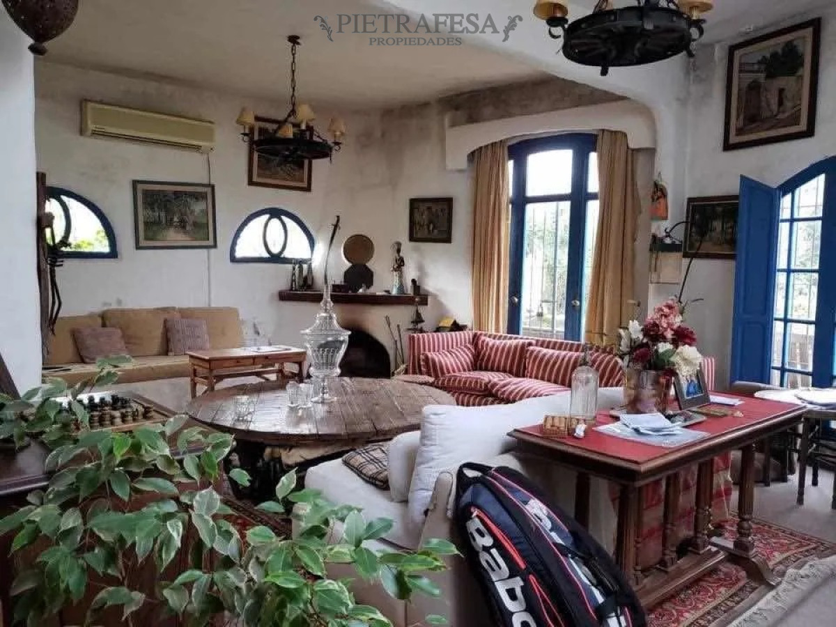 Casa ID.4427 - Casa a la venta - 4 dormitorios - 4 baños - jardín - cochera - Horacio Acosta y Lara - Carrasco Norte
