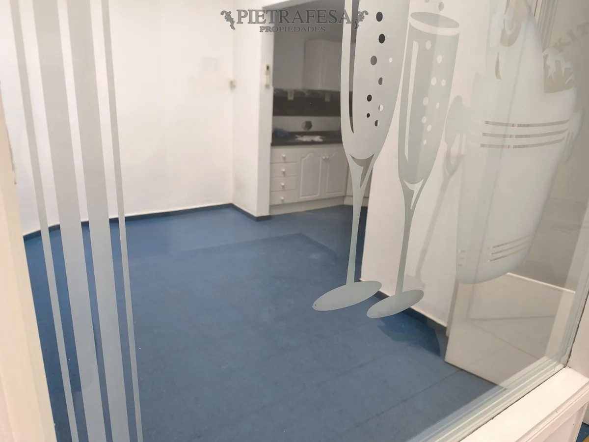 Casa ID.14985 - Casa en alquiler, 4 dormitorios, 2 baños, balcón. Centro.