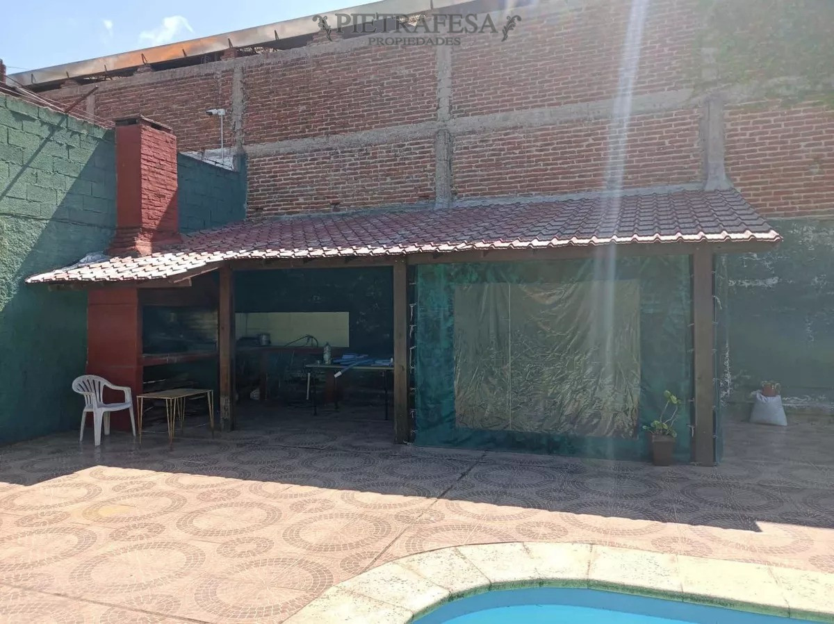 Casa ID.6091 - 4 casas en venta, 5 dormitorios, 4 baños, fondo y cochera-Av. San Martín -Brazo Oriental