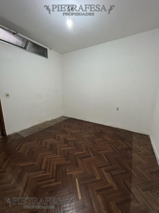 Casa ID.6836 - Casa en venta con renta 2 dormitorios, 2 baños, patio y cochera- General Flores- Brazo Oriental