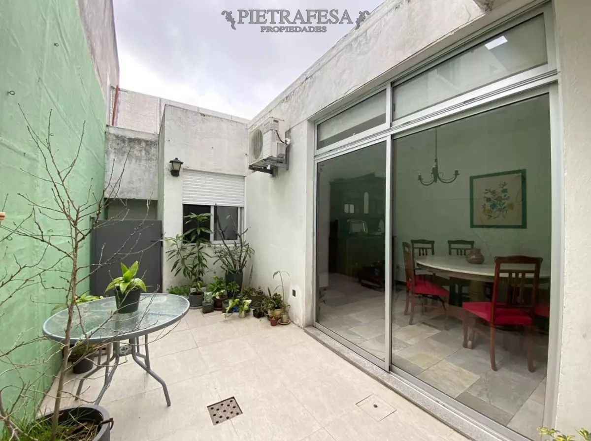 Casa ID.7961 - 2 casas en venta con renta, 4 dormitorios, 3 baños, garaje y fondo- Avenida Cataluña- Parque Batlle