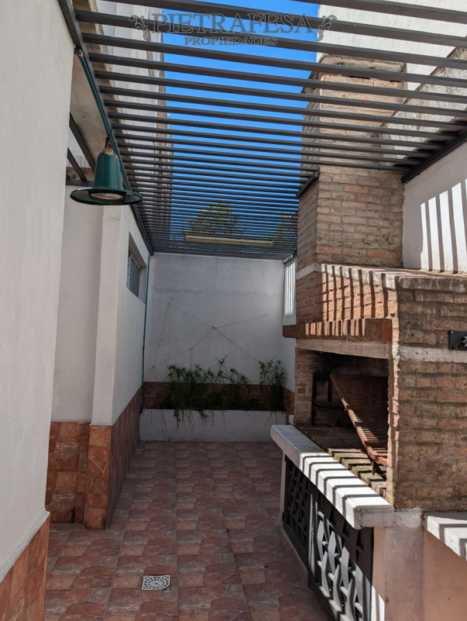 Casa ID.15156 - Gran casa en alquiler, 4 dormitorios, 2 baños, patio con parrillero, cochera. La Blanqueada.