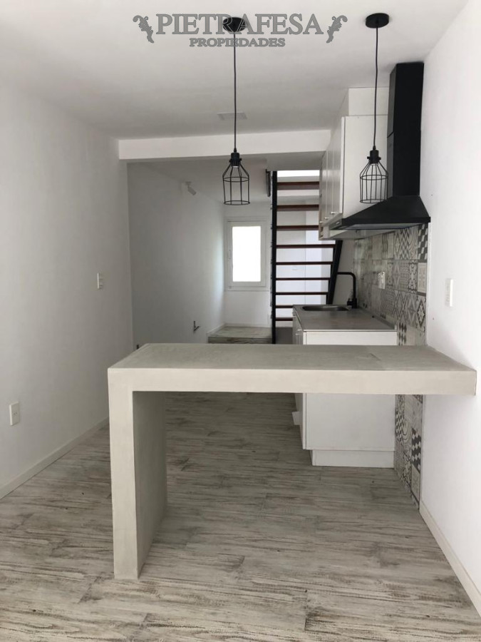 Casa ID.8297 - Casa en alquiler, 1 dormitorio, 1 baño, doble patio, Príamo, Punta Gorda.