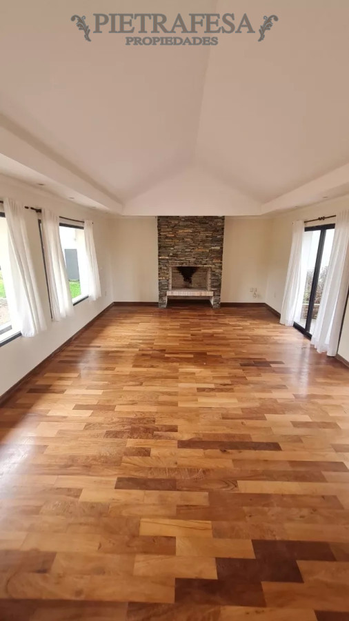 Casa ID.10442 - Casa en venta, 6 dormitorios, 5 baños, patio con parrillero, garaje. Barrio privado Carmel