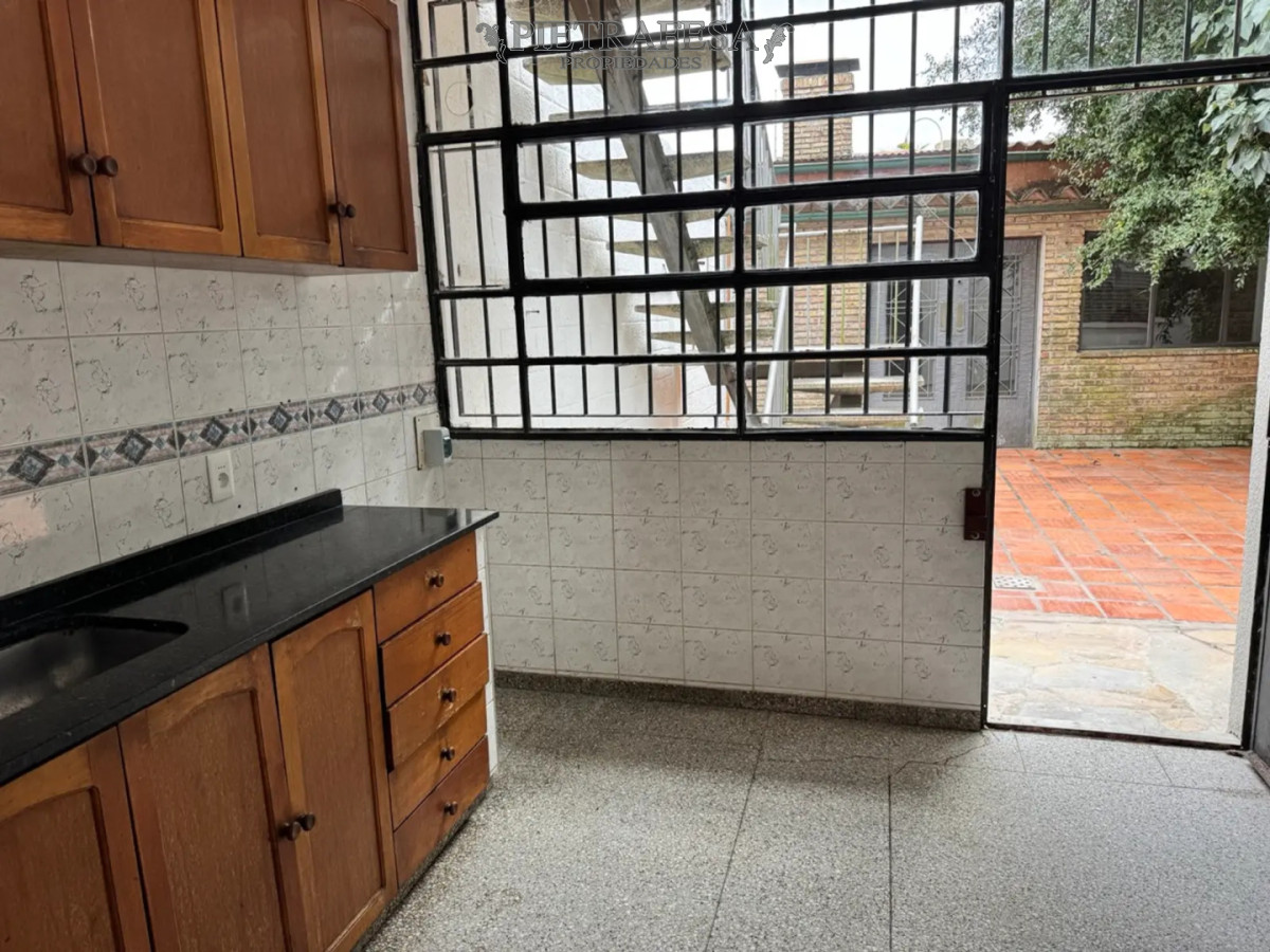 Casa ID.15837 - Casa en alquiler, 4 dormitorios, 3 baños, patio, garaje. Carrasco.