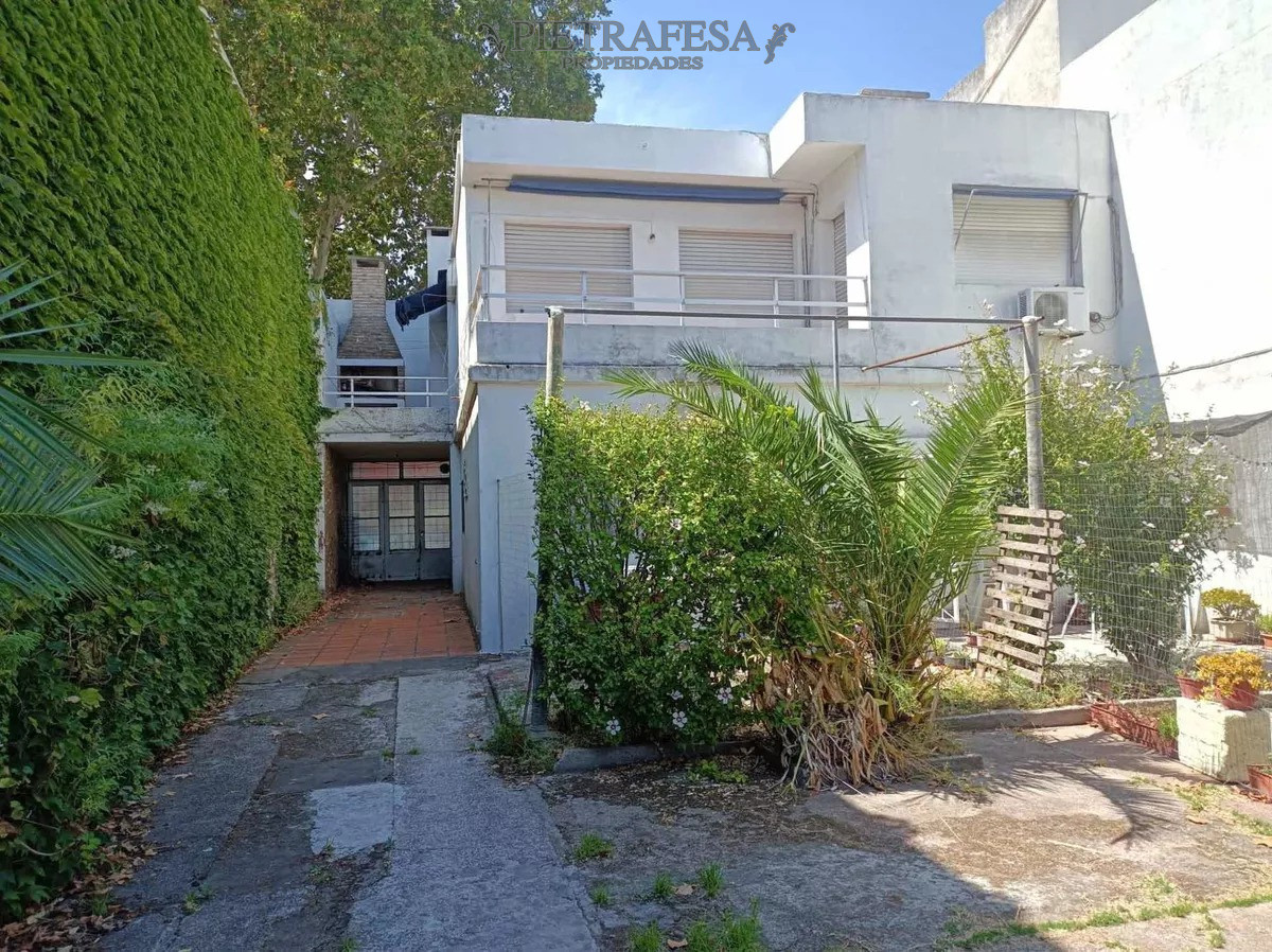 Casa ID.6091 - 4 casas en venta, 5 dormitorios, 4 baños, fondo y cochera-Av. San Martín -Brazo Oriental