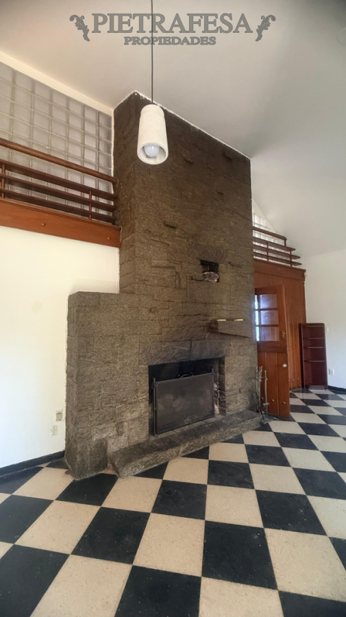 Casa ID.16023 - Casa en alquiler, 3 dormitorios, 2 baños, patio con parrillero, garaje. Punta Gorda.