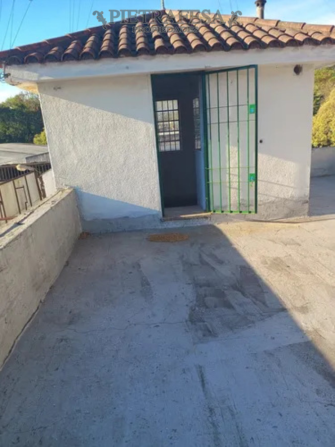 Casa ID.14576 - Casa en alquiler, 6 dormitorios, 2 baños, patio con parrillero, cocheras, azotea. Colon.