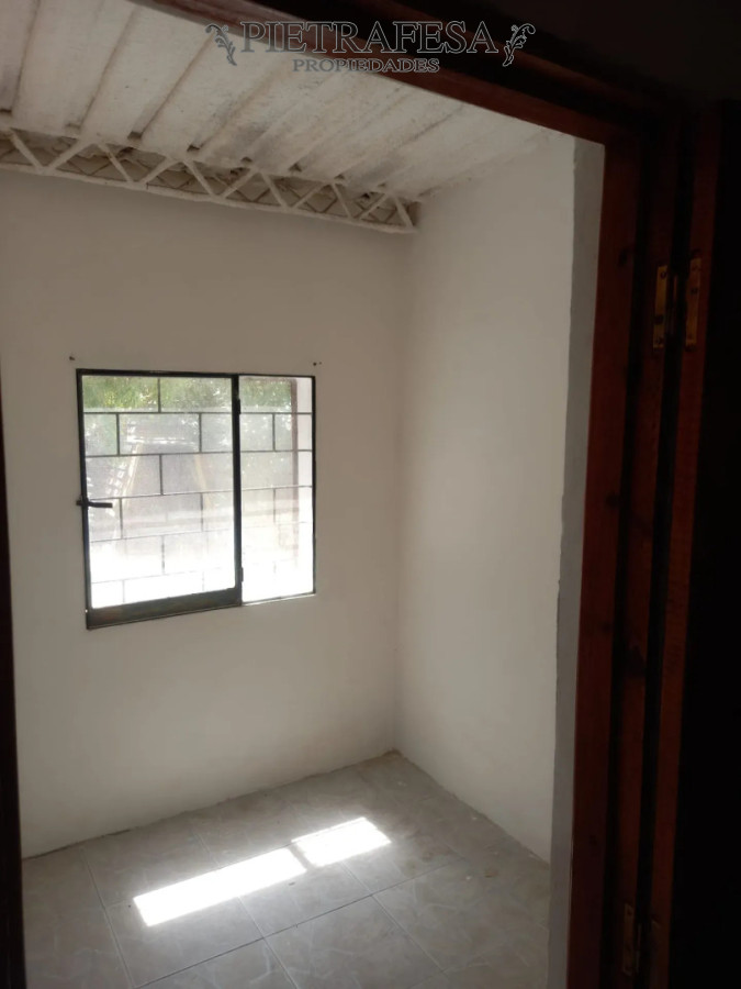 Casa ID.16317 - Casa en alquiler, 2 dormitorios, 1 baño, patio. El Pinar.