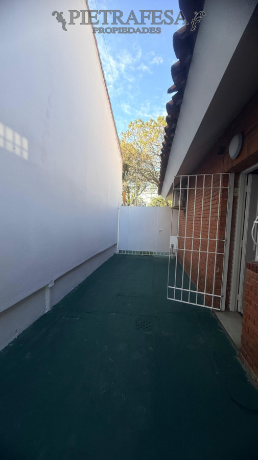 Casa ID.16023 - Casa en alquiler, 3 dormitorios, 2 baños, patio con parrillero, garaje. Punta Gorda.