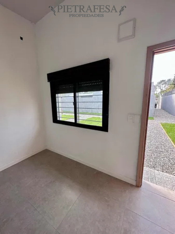 Casa ID.14488 - Casa en alquiler, 1 dormitorio, 1 baño, patio con parrillero, cochera. El Pinar.