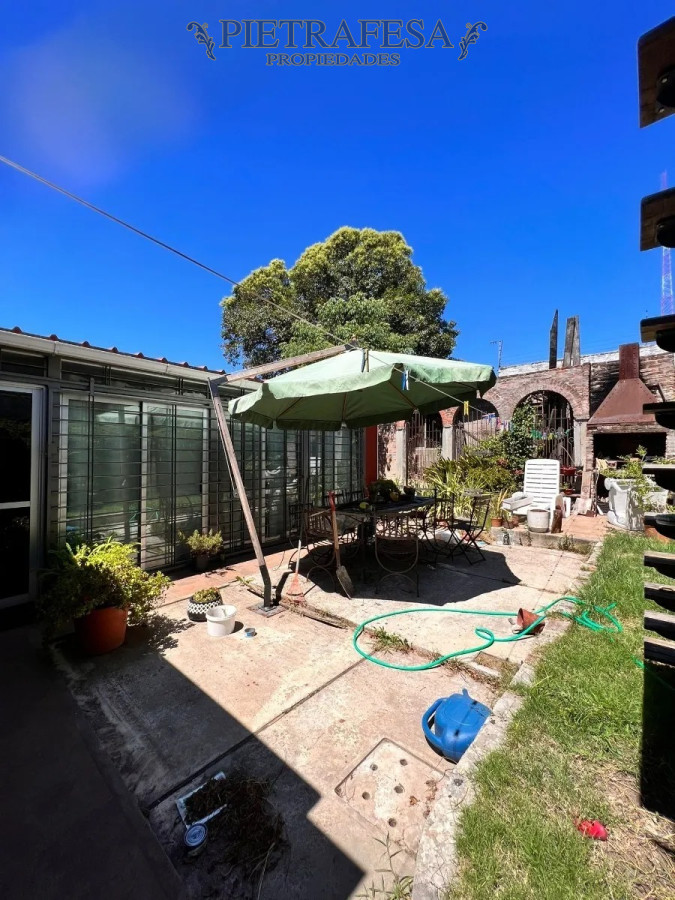 Casa ID.5276 - 2 casas mas galpón en venta, 3 dormitorios, 1 baño y fondo con parrillero- Avenida General San Martín -Brazo Orienta