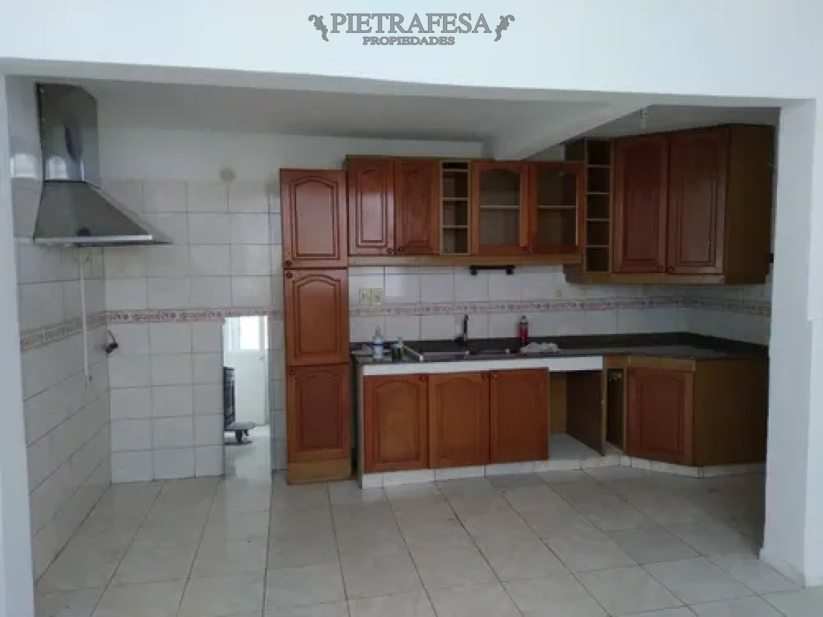 Casa ID.14382 - Casa en alquiler, 2 dormitorios, 1 baños, cochera. Punta Carretas.