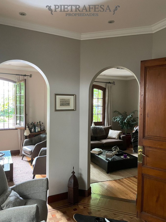 Casa ID.10966 - Casa a la venta, 4 dormitorios, 3 baños, patio, terraza con jacuzzi, garaje 3 autos - Pocitos