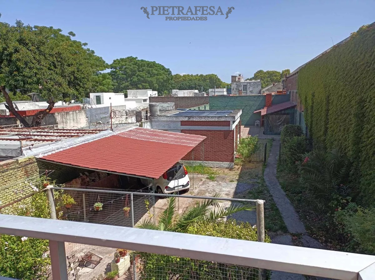 Casa ID.6091 - 4 casas en venta, 5 dormitorios, 4 baños, fondo y cochera-Av. San Martín -Brazo Oriental