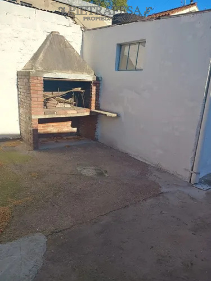 Casa ID.14576 - Casa en alquiler, 6 dormitorios, 2 baños, patio con parrillero, cocheras, azotea. Colon.