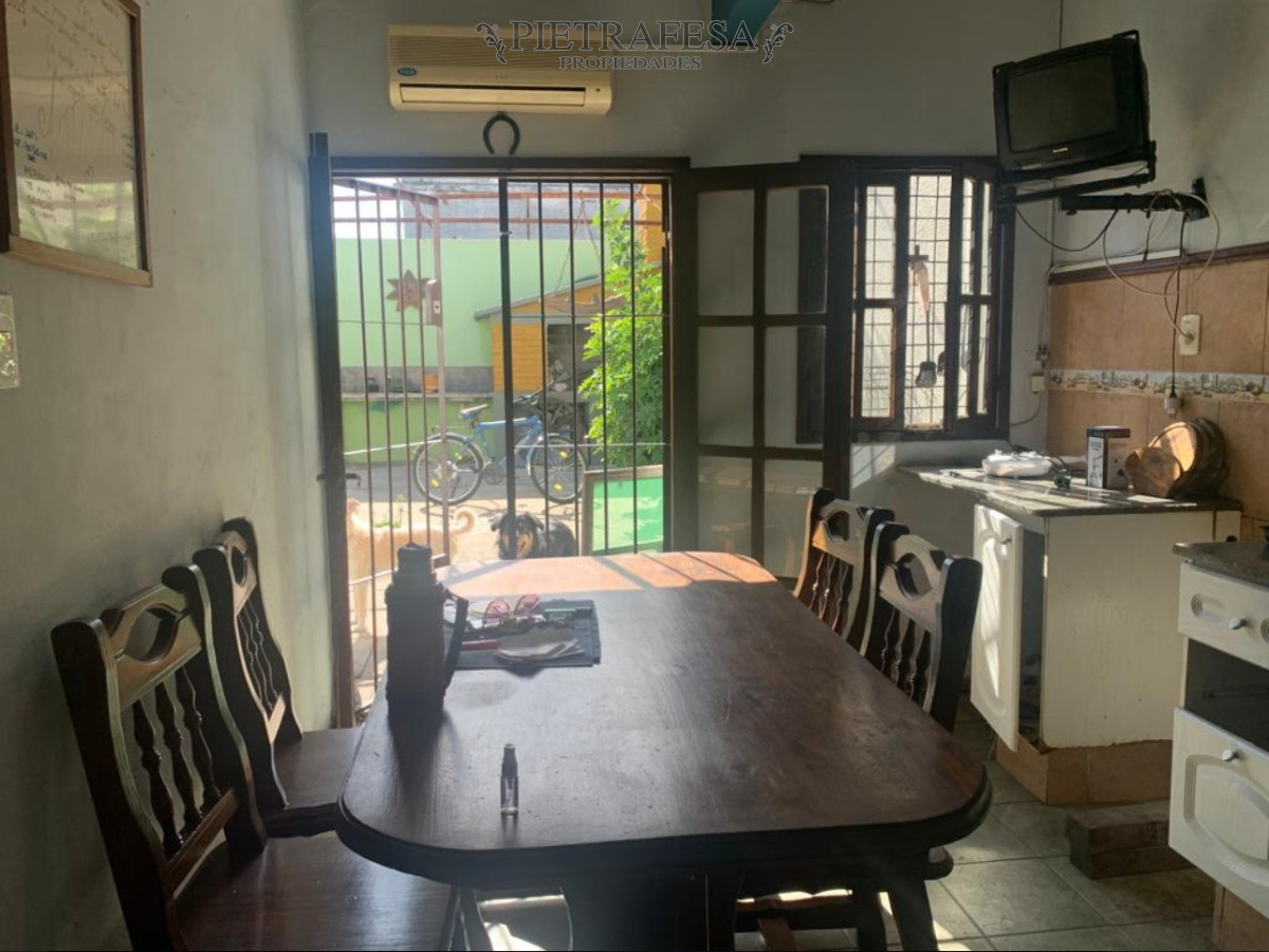 Casa ID.9588 - Casa en venta con renta,3 dormitorios,patio,cochera-Bolivar