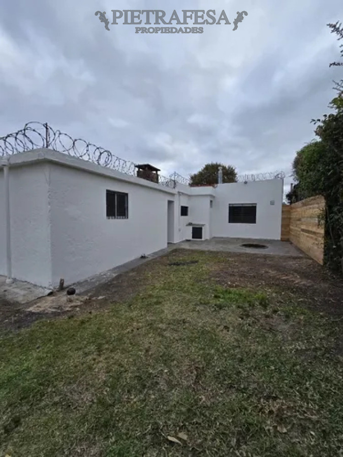 Casa ID.13715 - Casa en alquiler, 3dormitorios, 1baño, patio, cochera. Carrasco Norte.