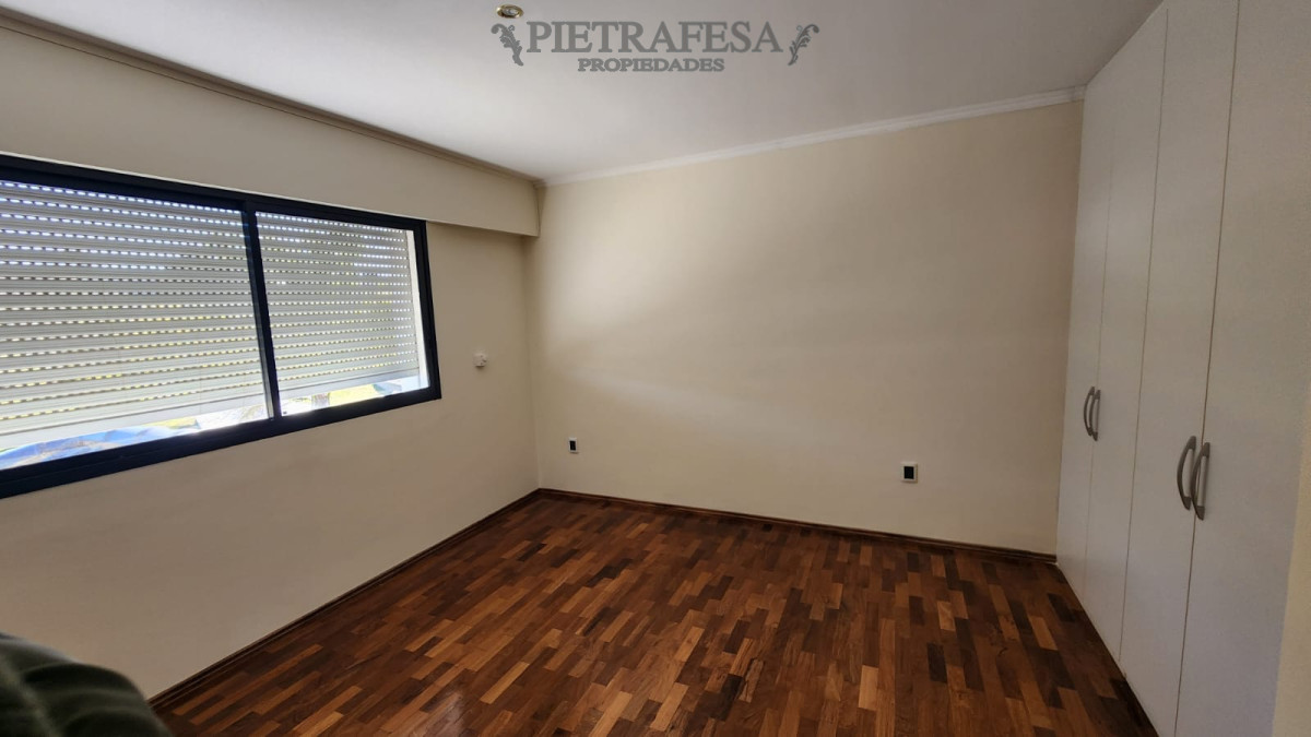 Casa ID.10442 - Casa en venta, 6 dormitorios, 5 baños, patio con parrillero, garaje. Barrio privado Carmel