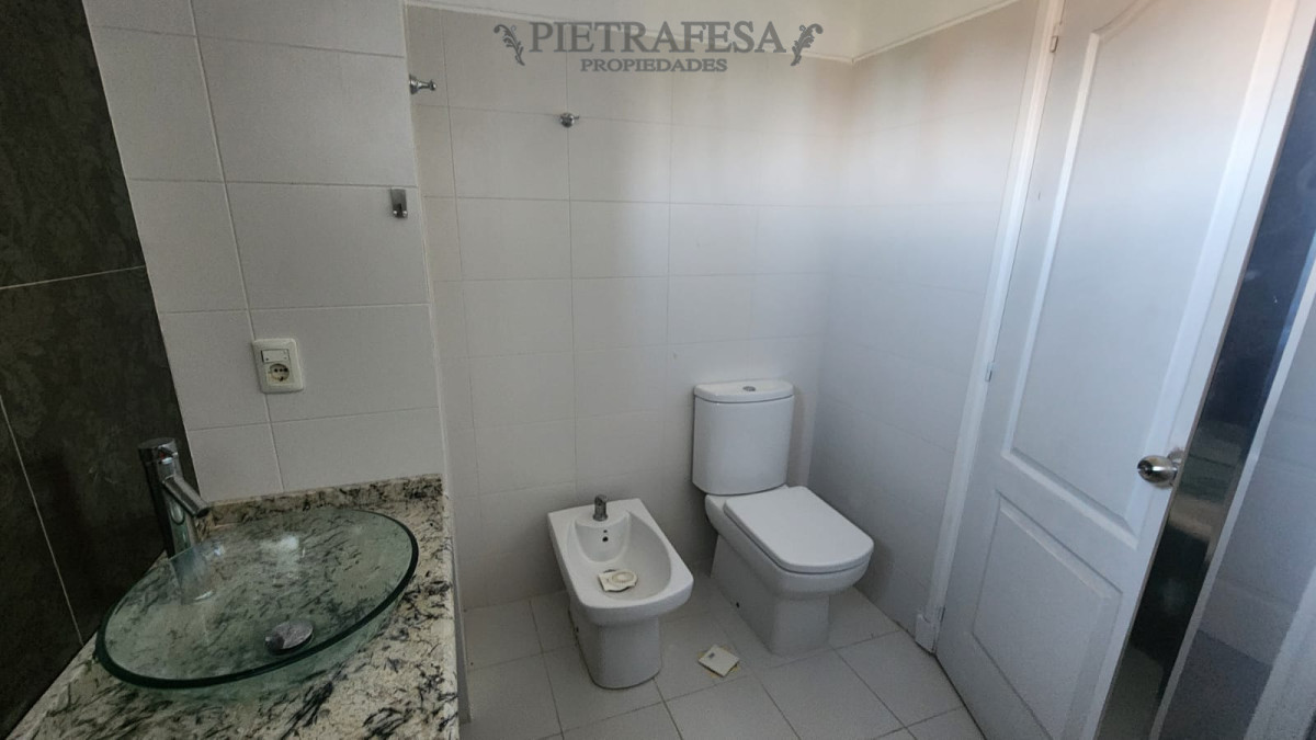 Casa ID.10442 - Casa en venta, 6 dormitorios, 5 baños, patio con parrillero, garaje. Barrio privado Carmel