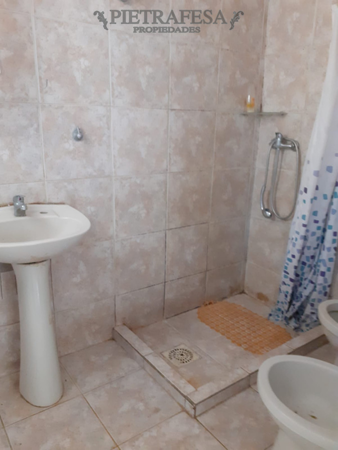 Casa ID.1450 - Casa en venta con renta 3 dormitorios 1 baño cochera Corumbé Perez Castellanos 