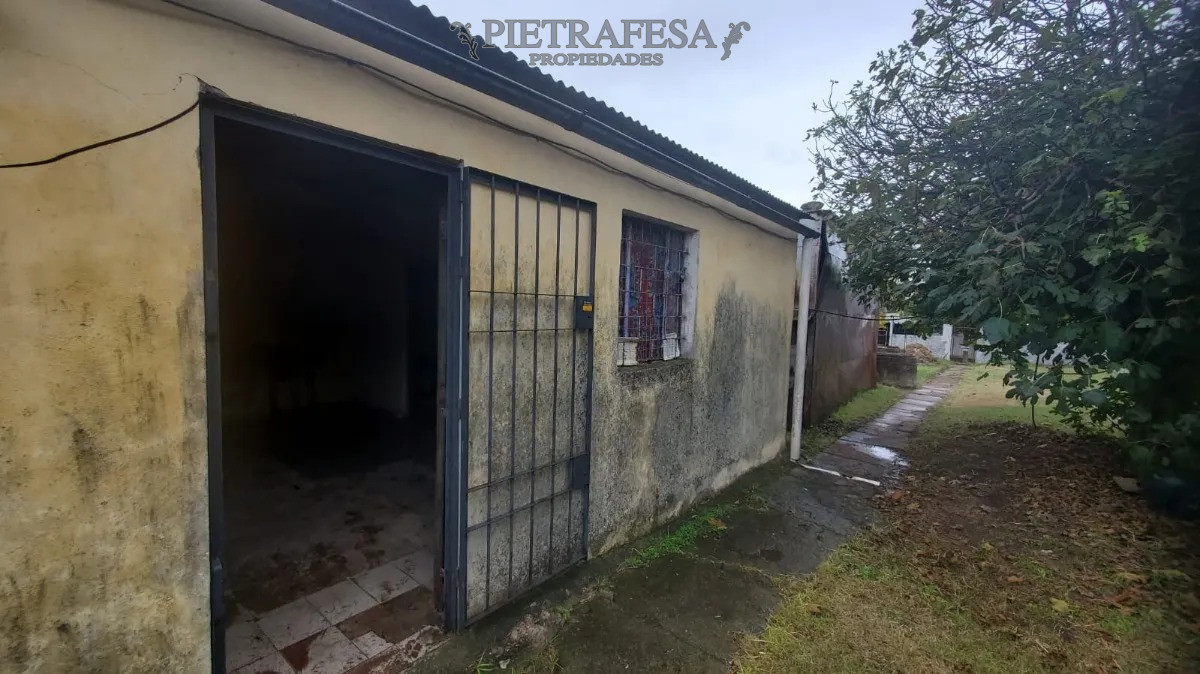 Casa ID.13842 - Oportunidad! 2 casas en venta con amplio terreno y galpón-Hipódromo