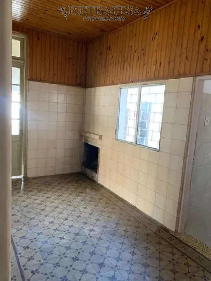 Casa ID.13916 - Casa en alquiler, 3 dormitorios, 1 baño, patio, cochera. Cerro.