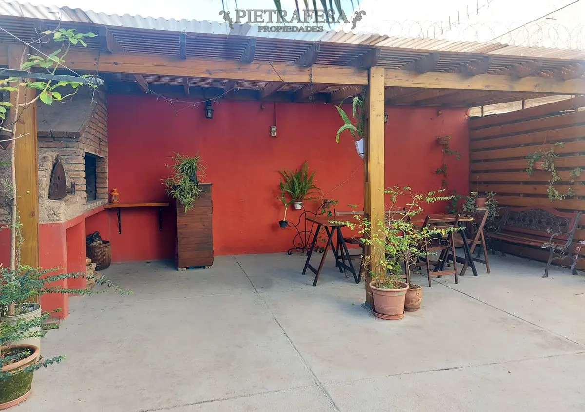 Casa ID.7208 - Casa en venta 5 dormitorios, 3 baños, fondo y cochera- Felix Buxareo-Villa Dolores