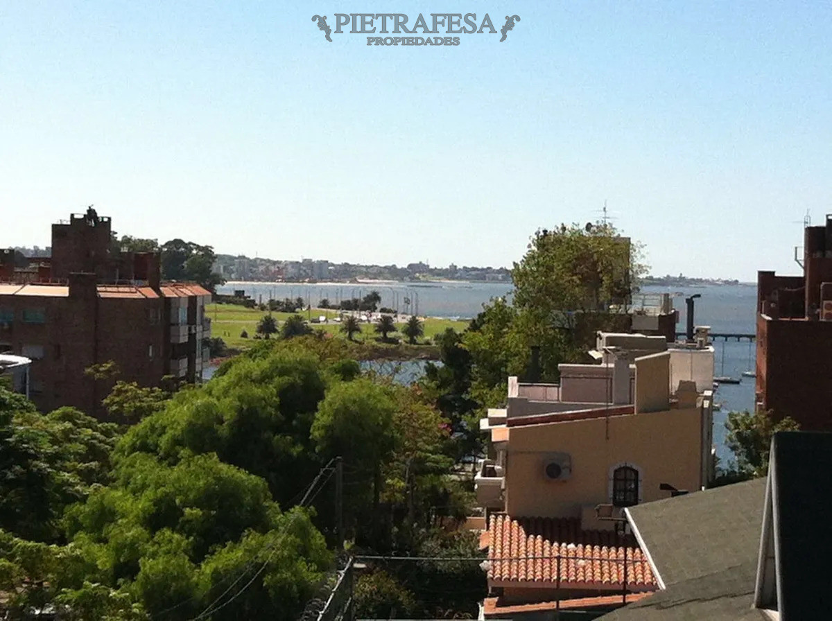 Casa ID.14953 - Casa en alquiler, 4 dormitorios, 3 baños, patio, cochera. Uso Comercial. Puerto Buceo. 