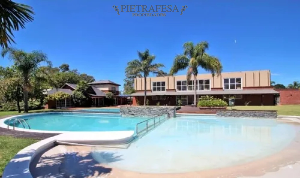 Casa ID.14219 - Casa en venta, 4 dormitorios, 2 baños, barbacoa, piscina, cochera. Cumbres de Carrasco.